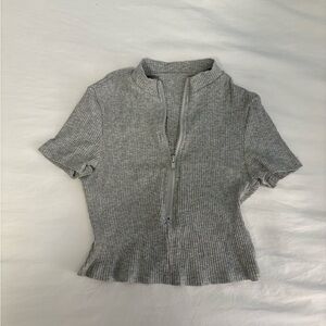 Goldhinge grey ribbed cropped shirt - size M